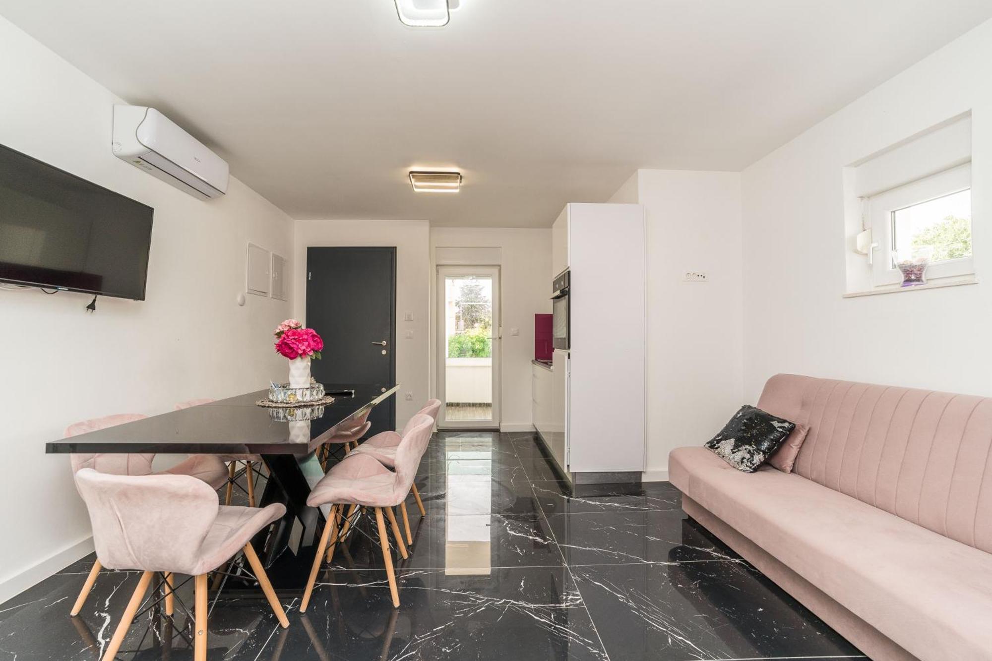 Apartment House Dominik *